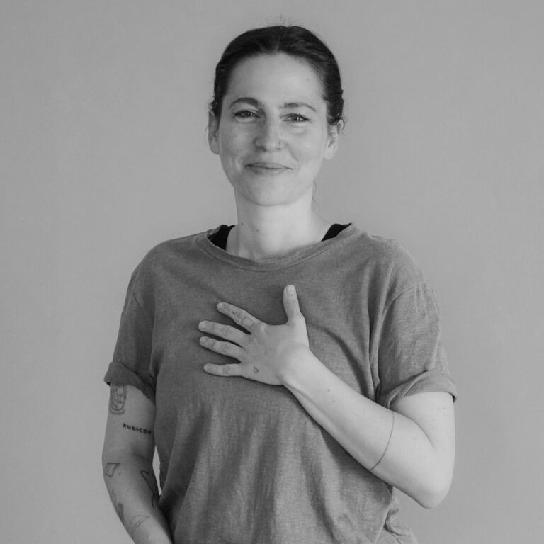 Janina Holzinger bietet Klangmassagen bei bei dem Komjun in Köln an.
