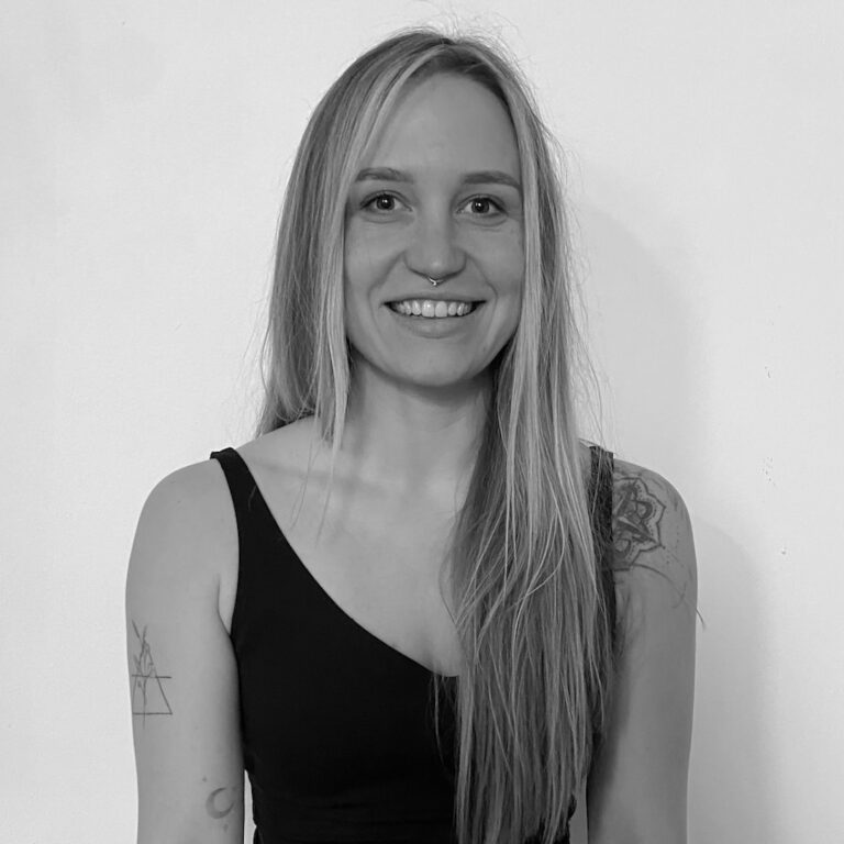 Svenja Winter bietet Schröpf-Massage bei Komjun in Köln an.
